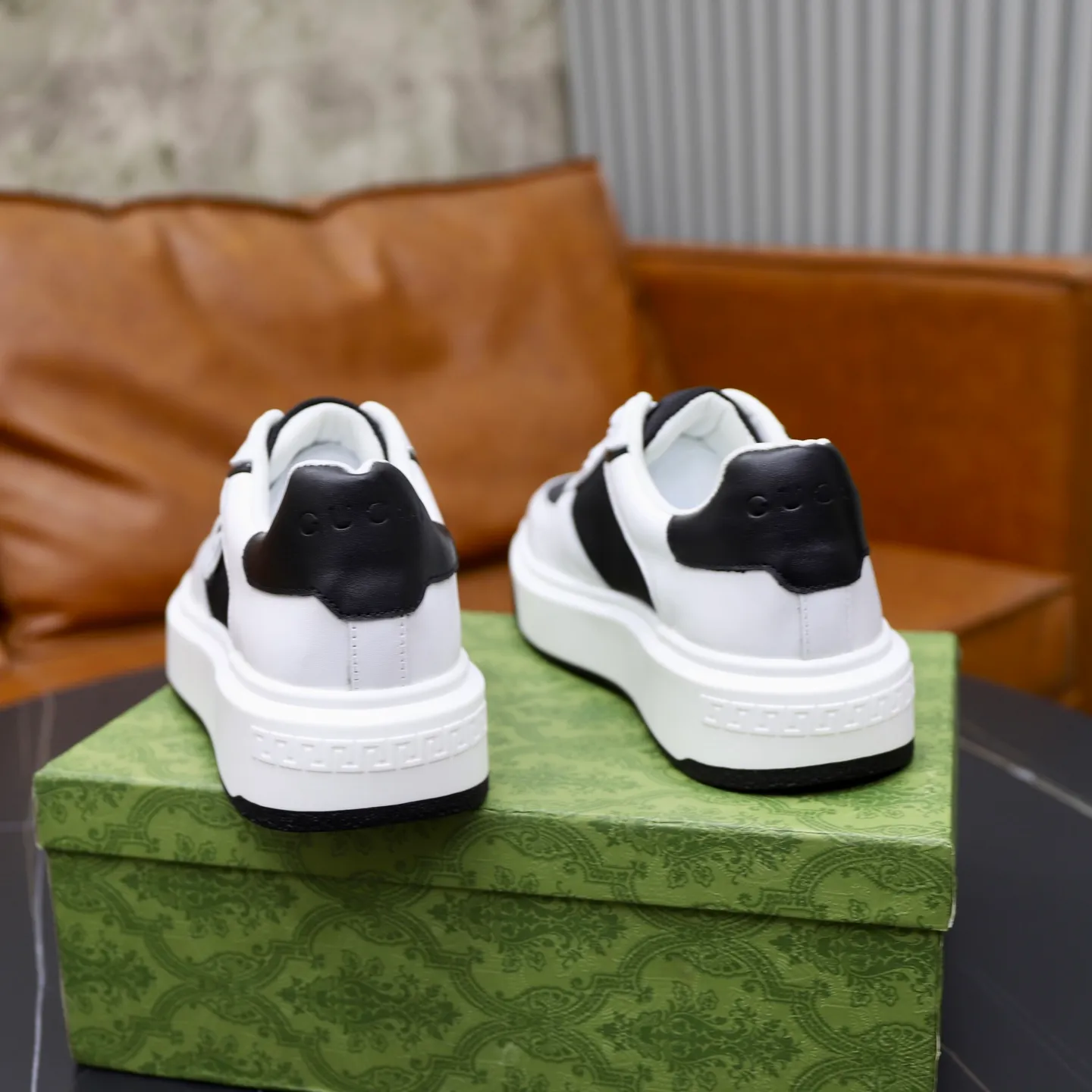 Ex-factory price: 462💰🙅‍♂️🙅‍♂️🙅‍♂️ Brand: GUCCI Standard code: 38-44 (45 customized) Grade: Same as the official website Material: Original material splicing Comfortable and breathable lining Lightweight and wear-resistant sports outsole Style category: Men's fashionable casual shoes Running sneakers Distinguished luxury brand elements Top luxury Color: actual picture color